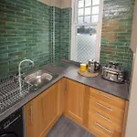 Spacious 1st Floor 公寓 *