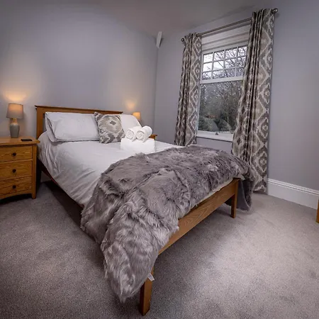 Spacious 1st Floor Apartment *