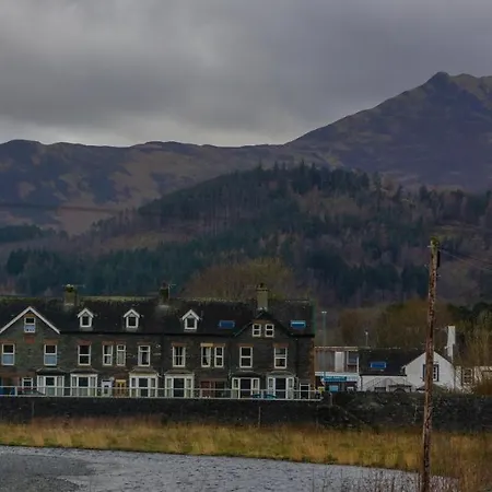 Spacious 1st Floor 公寓