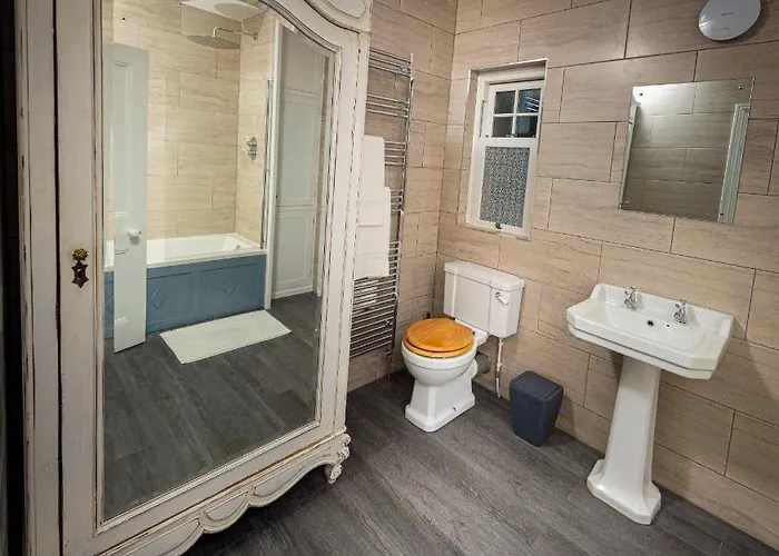 Spacious 1st Floor *