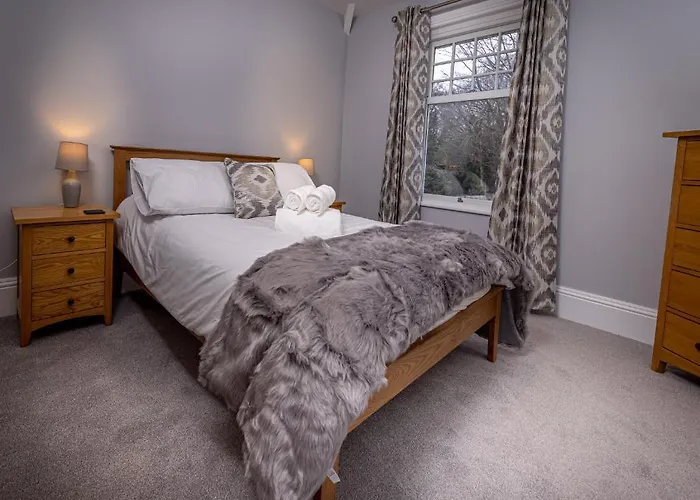 Spacious 1st Floor Apartment *